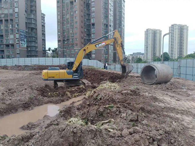 挖土机正在进行土方开挖工作